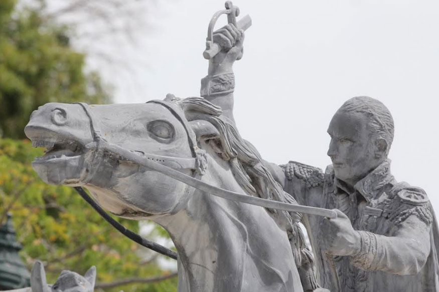 Roban espadas a estatuas de próceres en plazas de Maracaibo