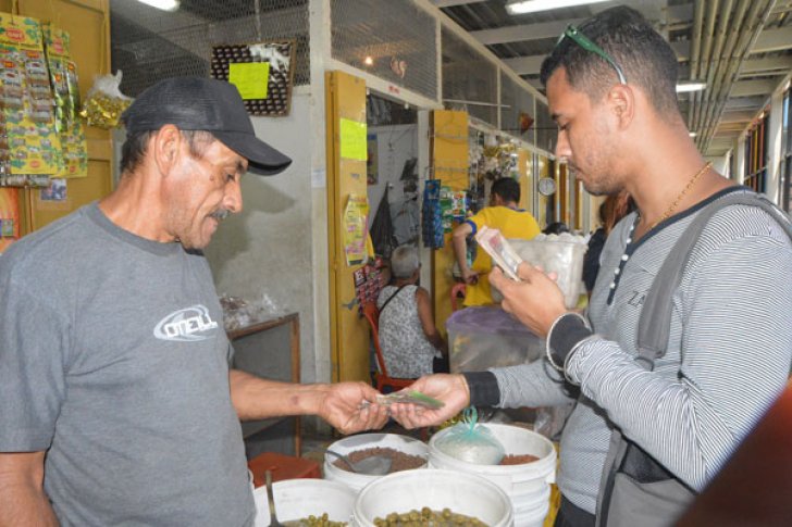 Comerciantes en incertidumbre por salida de billete de Bs. 100