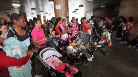 Madres exigieron frente a Ministerio de Salud dotación de pañales