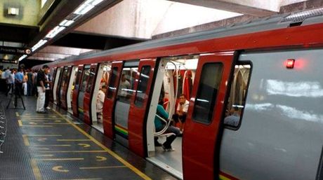 Niñas mendigan por algo de comer dentro del Metro de Caracas