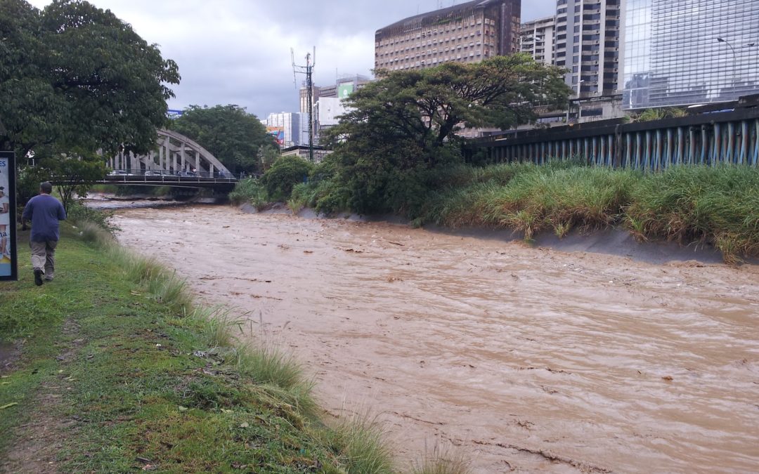 Obreros desempleados buscan sustento económico en el cauce del río Guaire