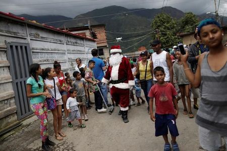 Sin regalos y con pocas luces, muchos venezolanos viven una Navidad en crisis