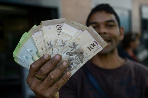 A pesar de la circulación del billete de Bs. 100, Venezuela sufre aún por falta de dinero