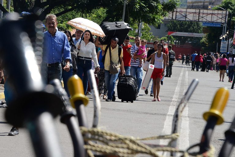 Al menos 1.000 venezolanos huyen a Colombia por amenazas y enfrentamientos