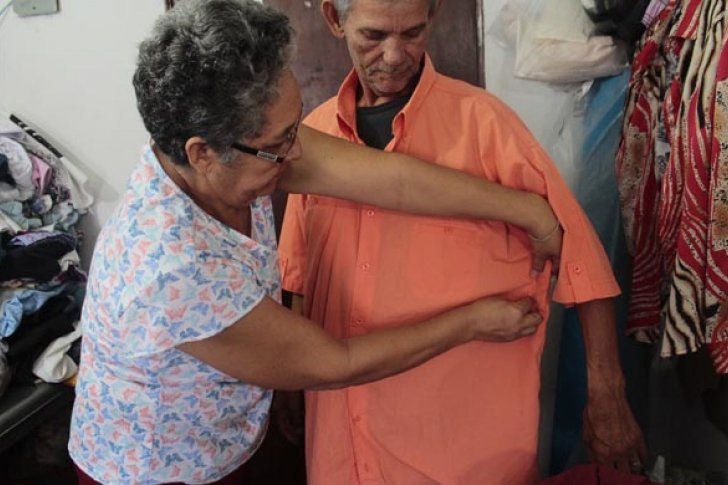 Venezolanos reciclan ropa para vestir esta Navidad