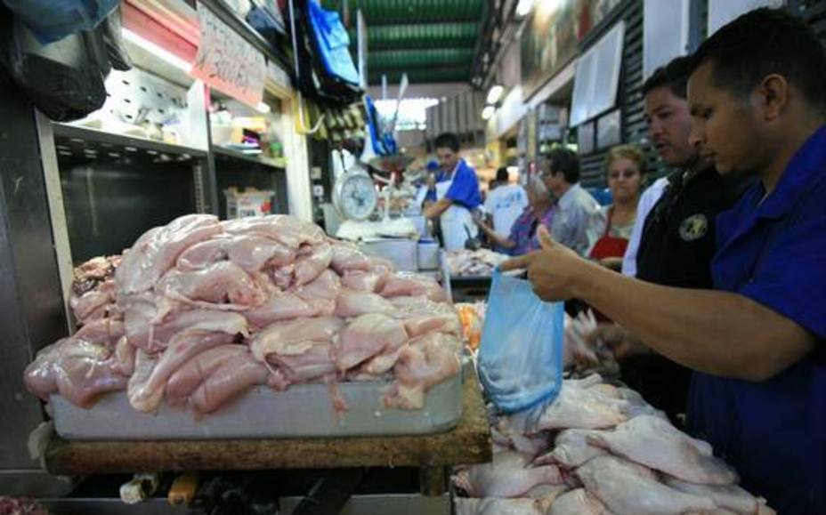 Por las nubes: Precio del kilo de pollo sube a Bs. 348.000