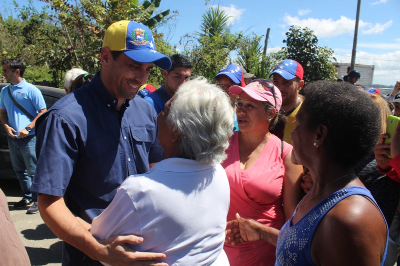 Capriles entregó obras comunitarias en sector Colinas de El Paso de Los Teques