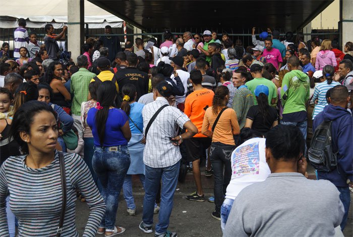 Venezolanos pasan sus días libres en colas para comprar productos regulados