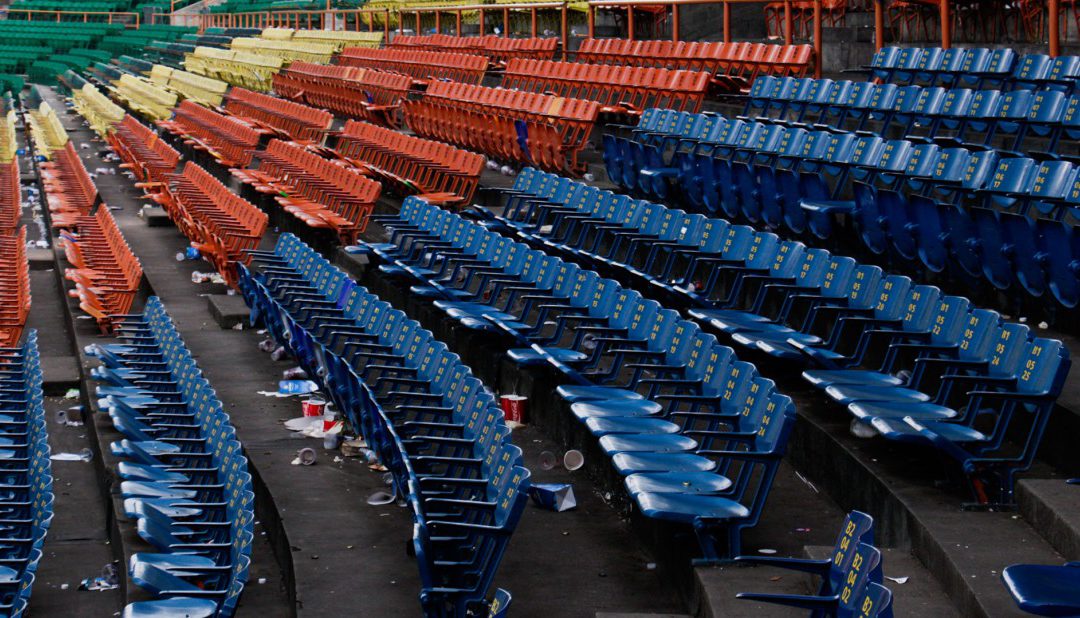 El beisbol en Caracas, en tres y dos por falta de pago