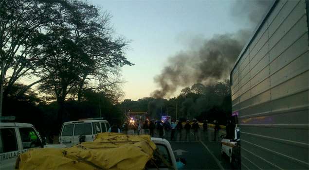 Empleados de la Gobernación de Guárico montan protesta artificial