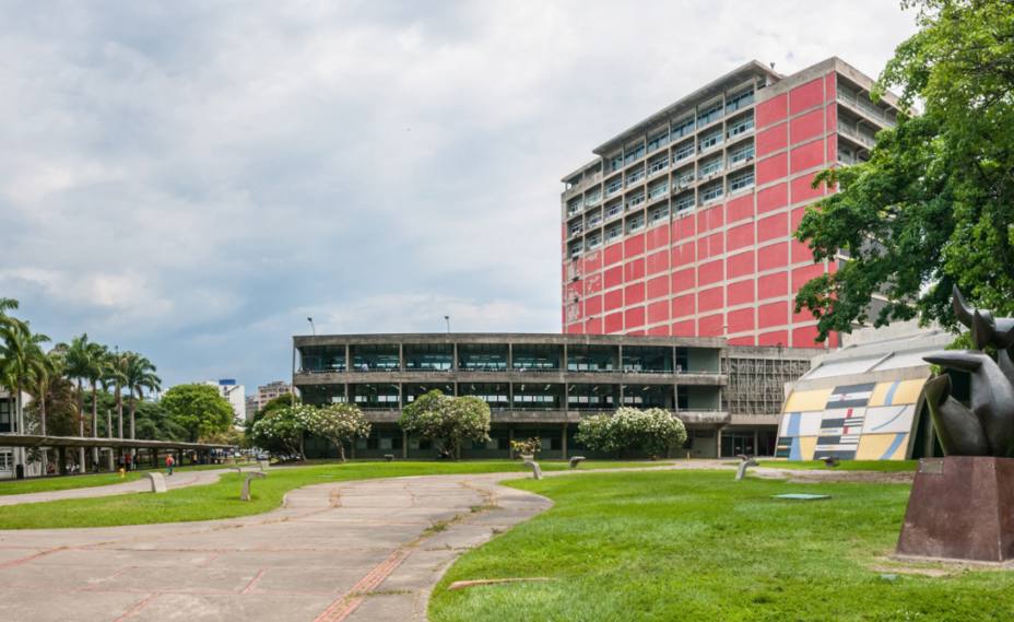 UCV elabora medicinas de manera restringida