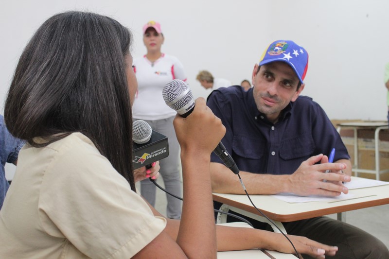 Capriles invitó a jóvenes a ser críticos y generar preguntas