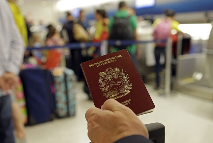 Venezolanos en el exterior sin pasaporte quedarían en un “limbo jurídico”