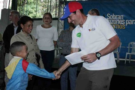 Capriles entregó 1.220 becas a estudiantes del Área Metropolitana