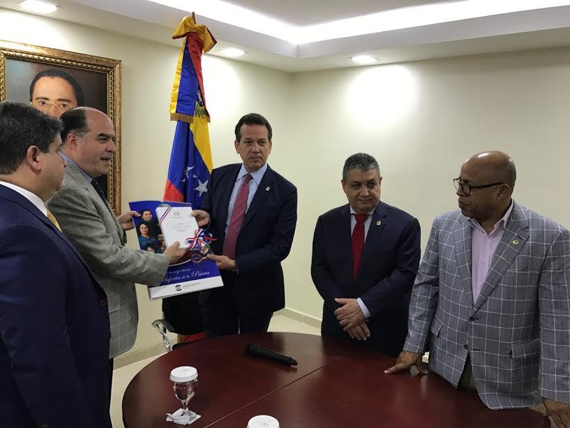 Julio Borges se reunió con las autoridades del Parlamento dominicano para tratar crisis venezolana