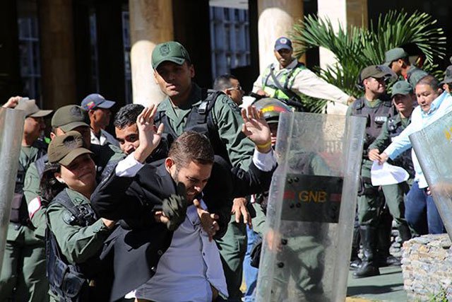 Requesens: Aunque nos golpeen estamos decididos a defender el derecho del pueblo a votar