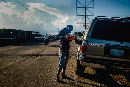 NYT: Niños abandonan la escuela para vender gasolina en La Guajira