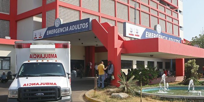 Hospitales denuncian que usan bolsas plásticas en vez de guantes