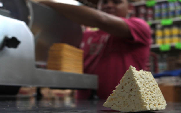El kilo de queso sube sin freno y llega a Bs. 8.400