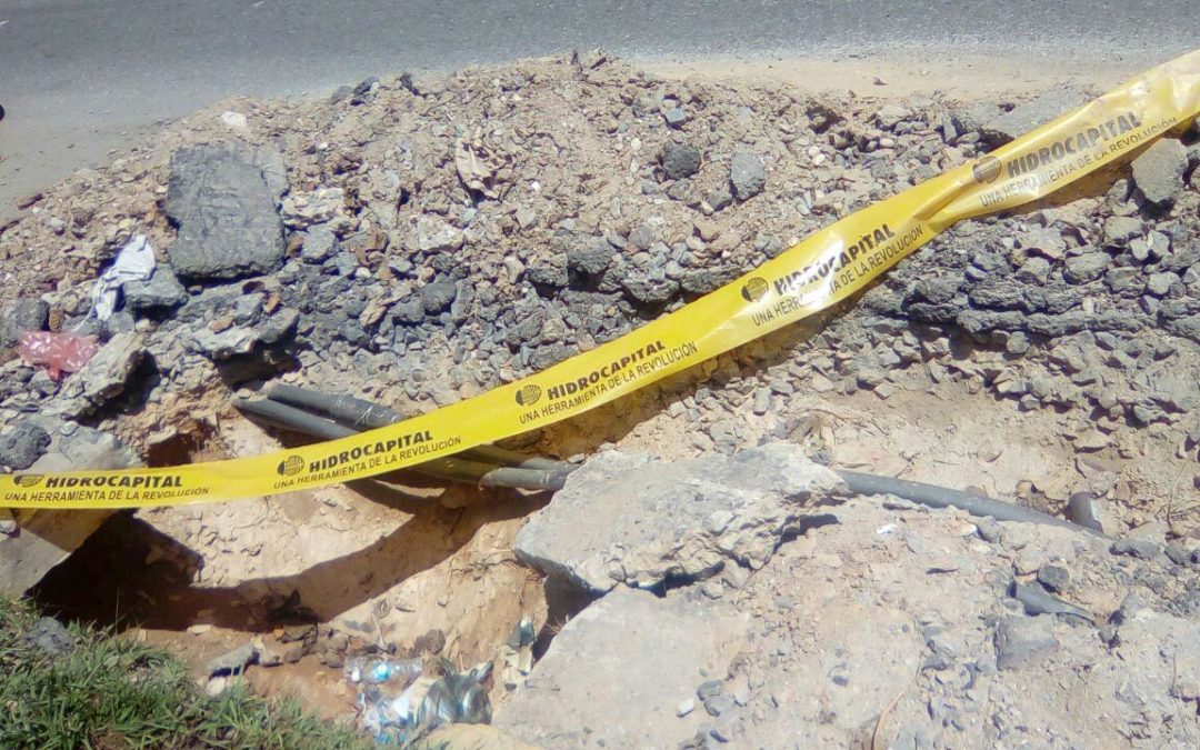 Desborde de aguas negras expone a los larenses a enfermedades