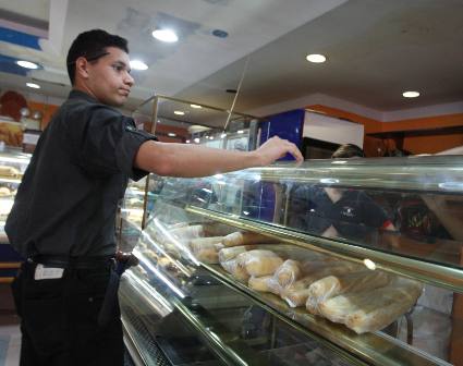 Denuncian que colectivos exigen a panaderías mostrar inventarios de harina