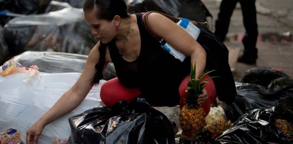 Cruda realidad: “Hay venezolanos con trabajo y aún así están hurgando en la basura”