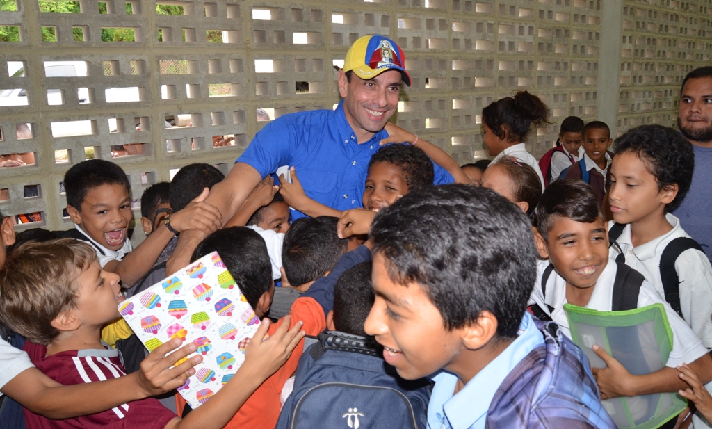 Capriles entregó 1000 nuevas becas estudiantiles en el Tuy