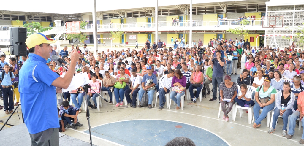 Capriles: Gobierno humilla todos los días a la mujer