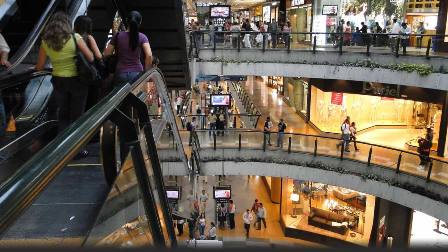 Los precios se disparan por el alza de alquiler en centros comerciales
