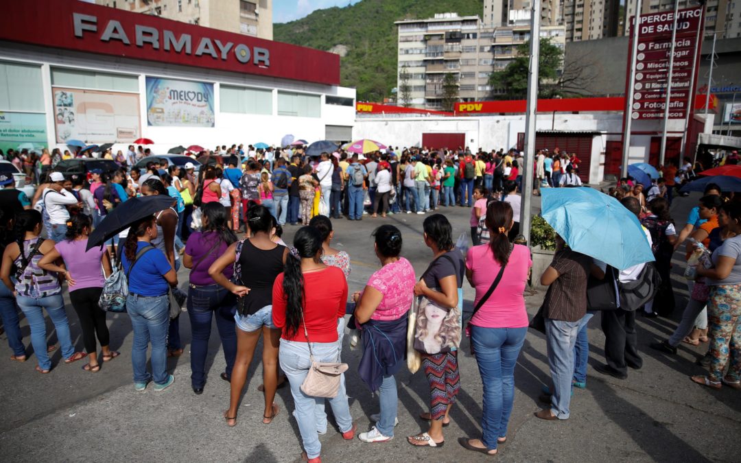 Escasez y altos precios de comida, pañales y medicinas: La complicada tarea de criar a un bebé en Venezuela