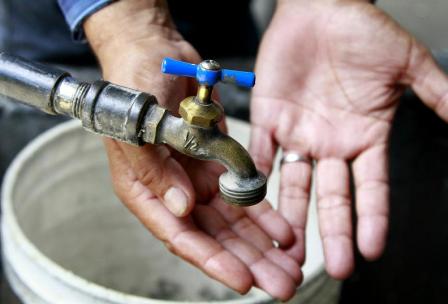 4 años sin agua por tubería lleva escuela Creación Bicentenario de Cúa