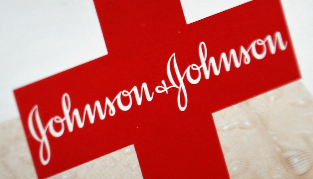 Johnson & Johnson paraliza producción de toallas sanitarias