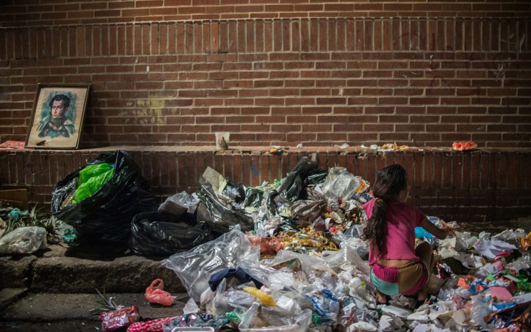 El ocaso de Venezuela: Buscar en la basura para callar el hambre