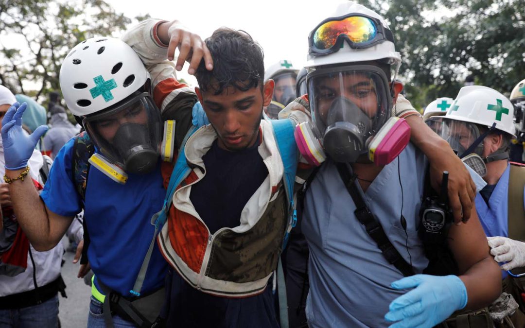 Heridos en protestas sufren además la escasez de medicinas e insumos