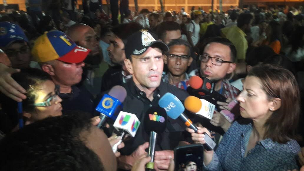 Capriles acompañó a movimiento estudiantil en vigilia realizada en Chacao