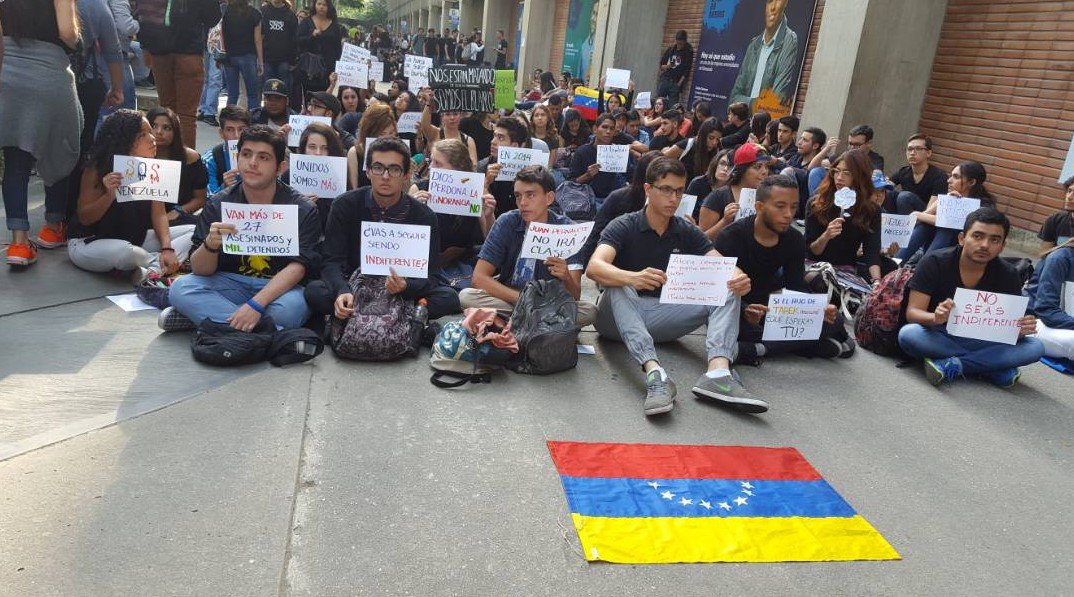 Estudiantes de la Ucab rinden homenaje a los asesinados en protestas (fotos)