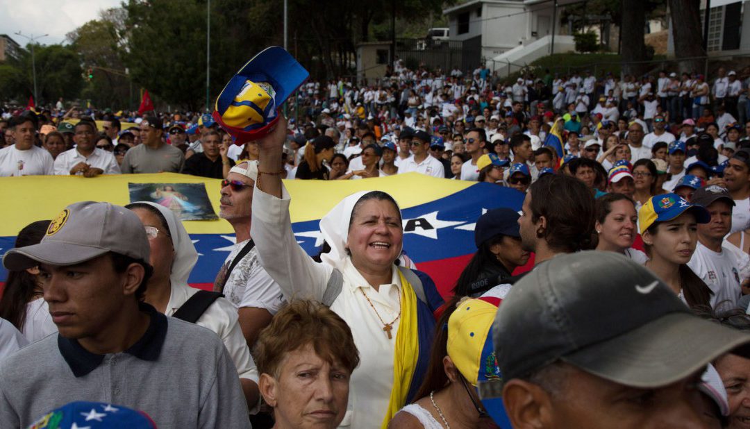 Monjas y curas de Venezuela salen a protestar en nombre de Dios