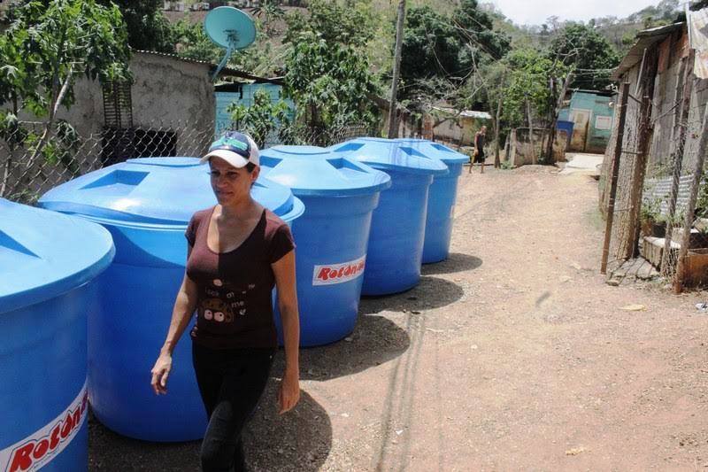 Vecinos del sector Cenicero viven un calvario para abastecerse de agua