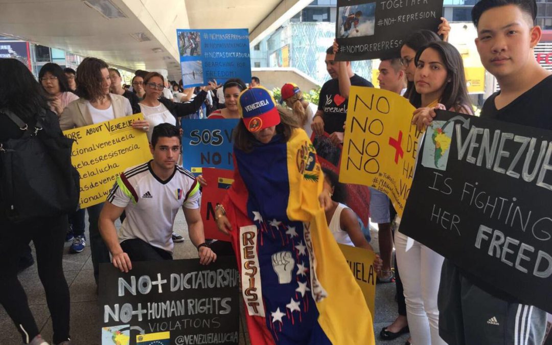 Venezolanos protestan contra Nicolás Maduro en Hong Kong