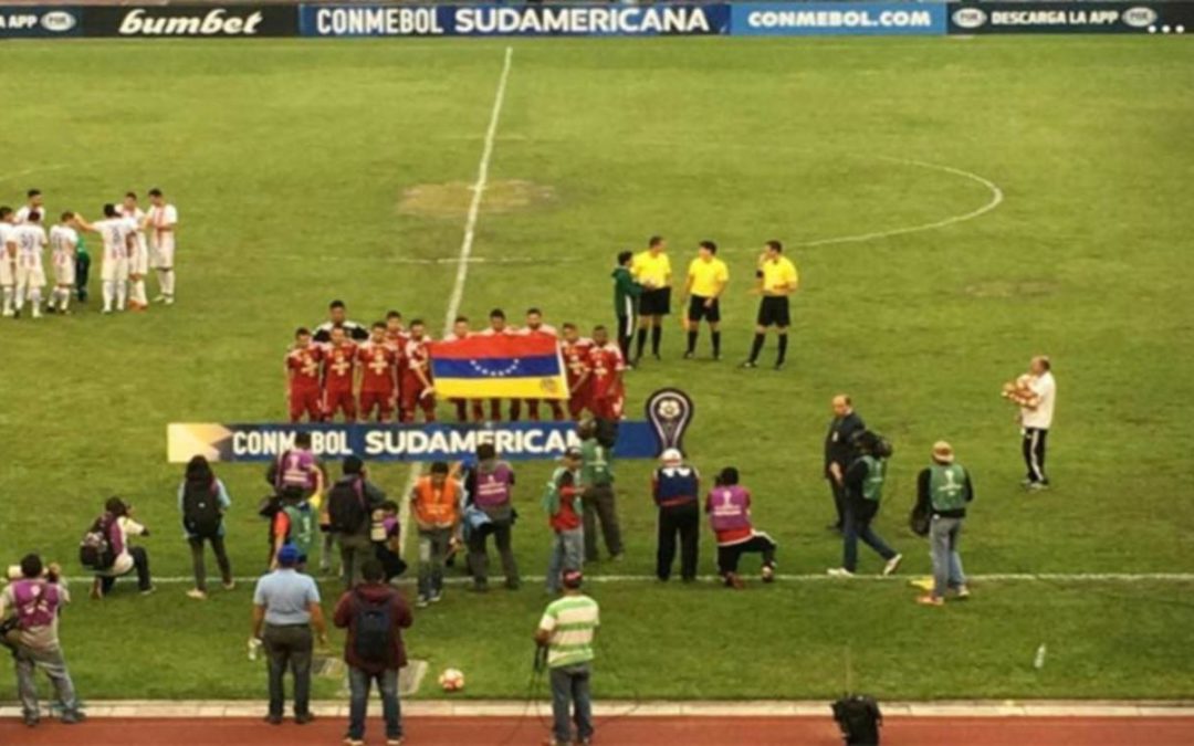 Jugadores del Caracas FC mostraron bandera volteada