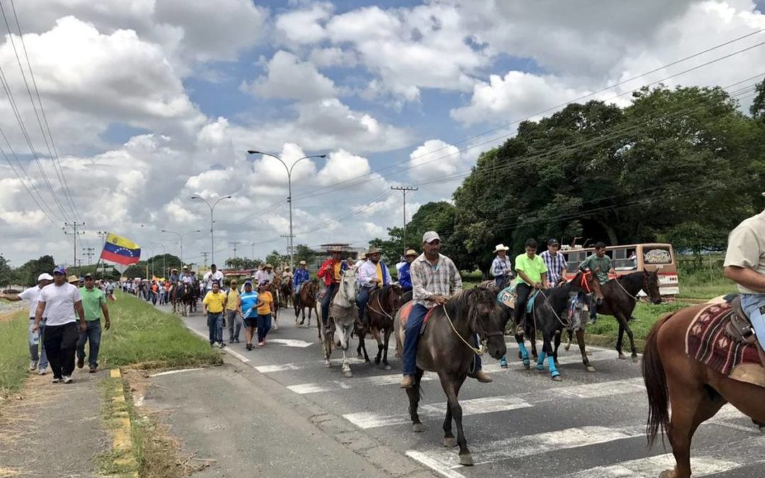 Jinetes opositores cabalgan en señal de protesta de Acarigua a Araure​