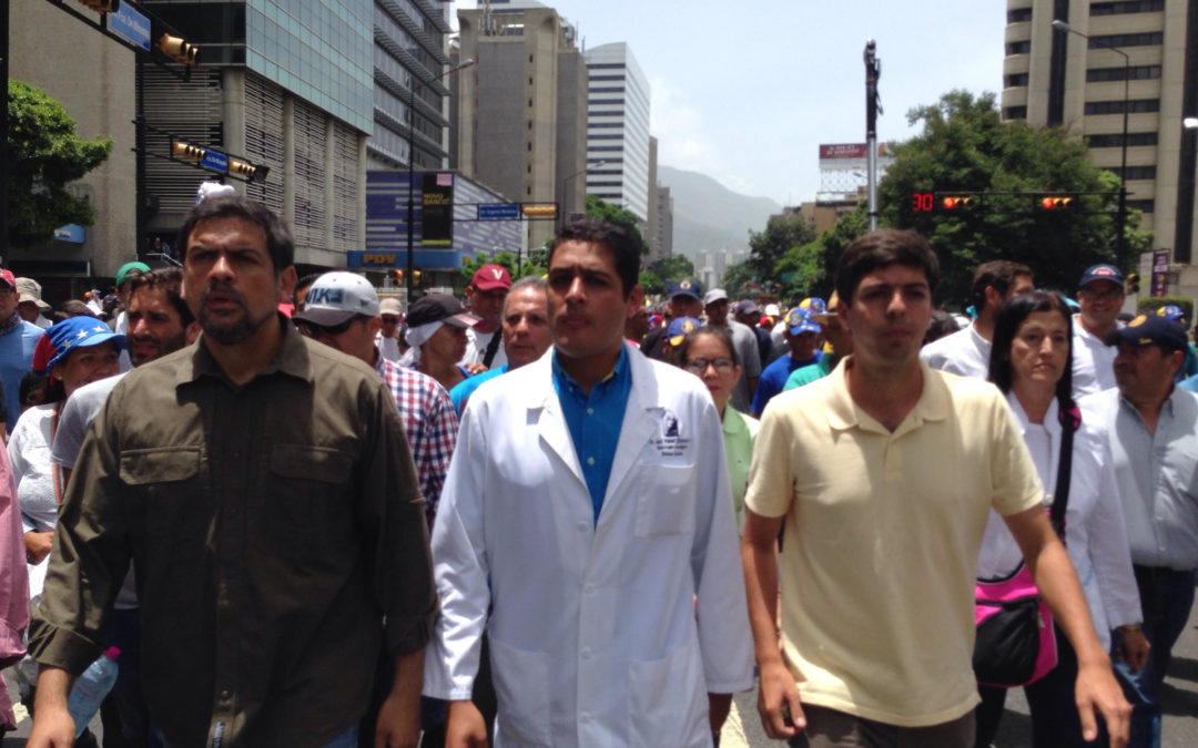 Andrés Schloeter: Gobierno destruyó el sistema de salud venezolano y ahora reprime cruelmente a los médicos