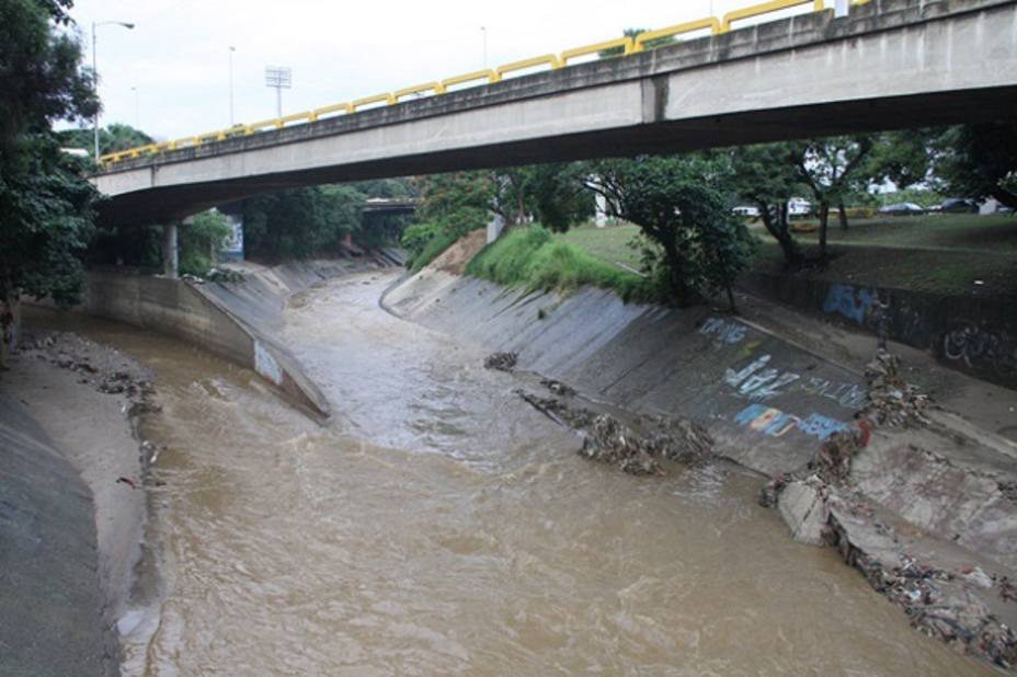 Exhortan al gobierno a dragar sedimentos del río Guaire