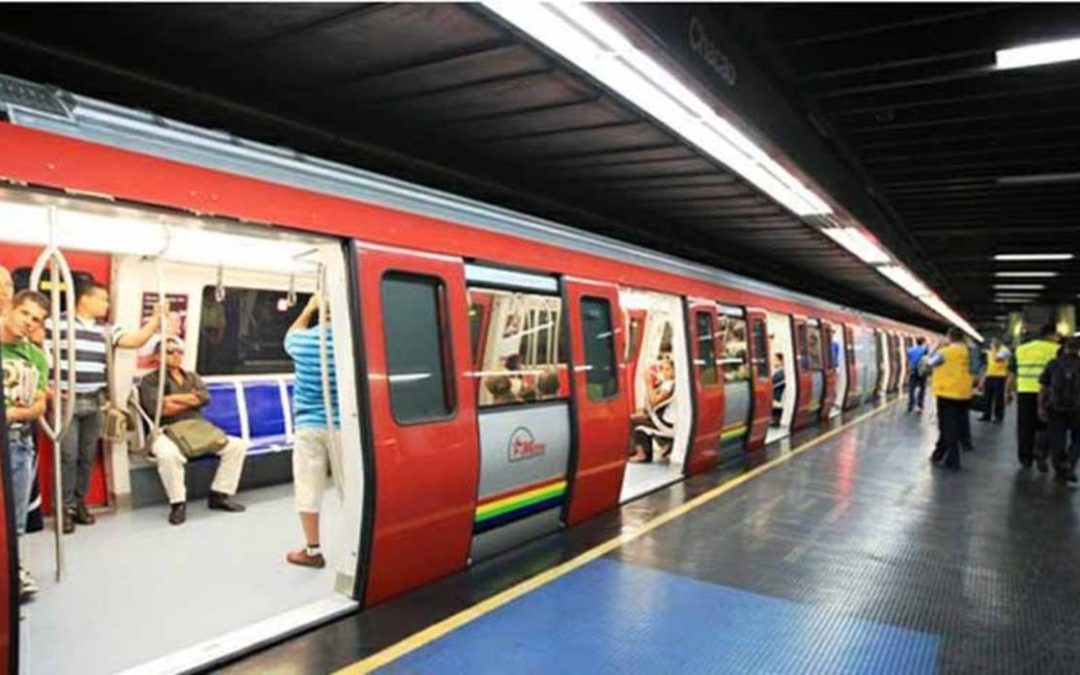 Los desalojos de trenes con fallas son el día a día de los usuarios del Metro de Caracas