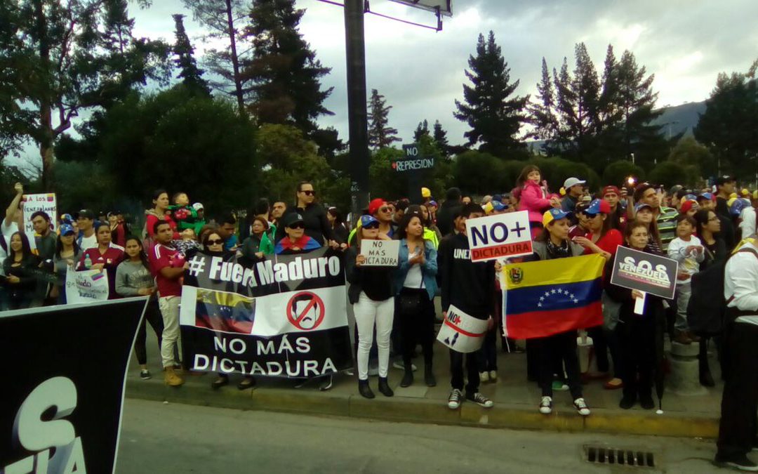 Venezolanos en Ecuador realizaron un Platón para exigir el cese de violencia en el país