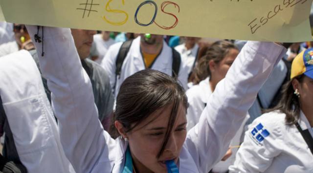 Médicos enfrentan bajas obligatorias por hacer denuncias en contra de políticas públicas de salud