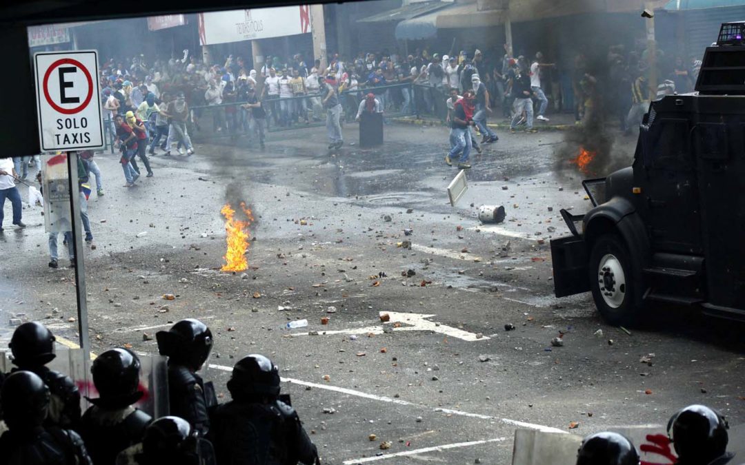 Decenas de militares llegan a Táchira donde se vivió otra noche de terror y caos