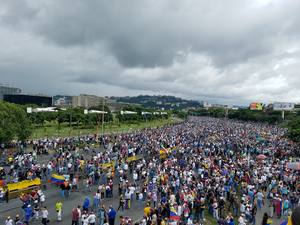 Ni la lluvia impidió que venezolanos protestaran en La Carlota