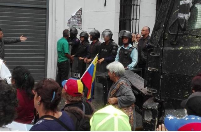 PNB impidió a manifestantes entrar a la Catedral de Mérida