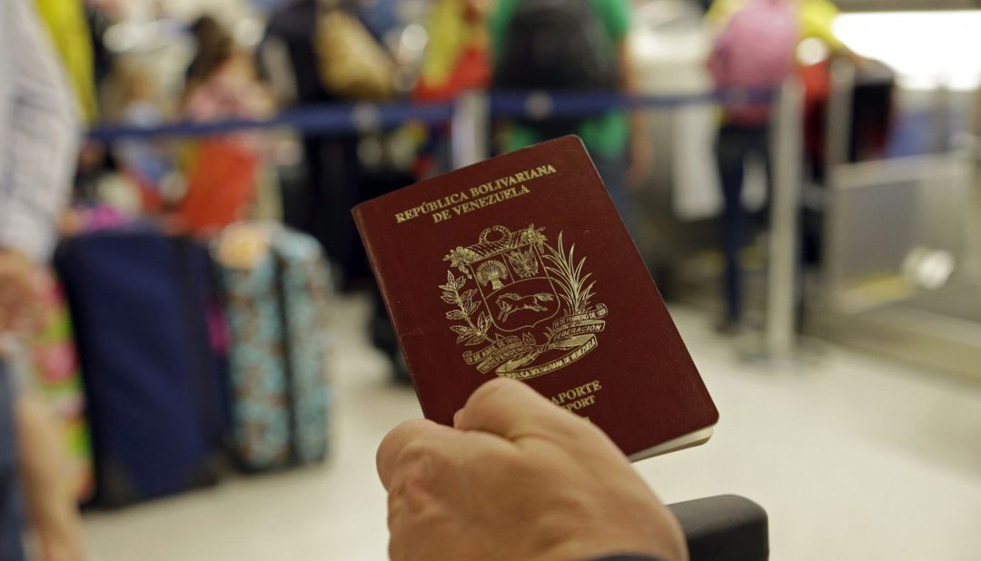 Funcionarios amenazan a activistas venezolanos con retirarles el pasaporte